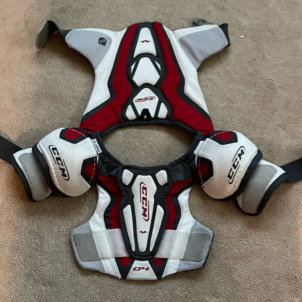 🏒CCM youth large hockey shoulder pads🏒